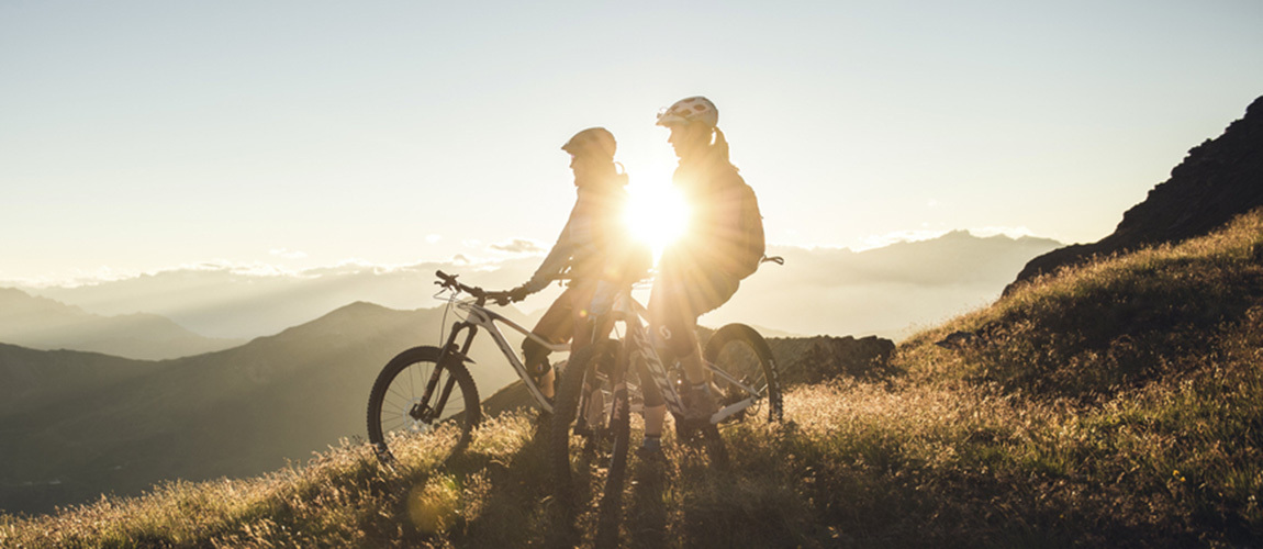 2 Radfahrer beim Sonnenuntergang (Scott)